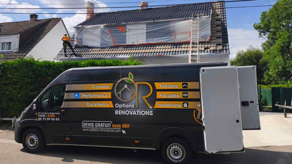 Camion Options Rénovations stationné devant une maison en rénovation de toiture avec échafaudages