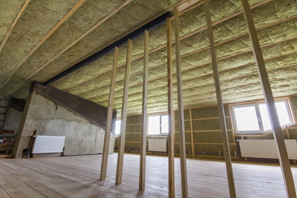 Aménagement de combles avec isolation posée sur murs et plafond pour renforcer le confort thermique.